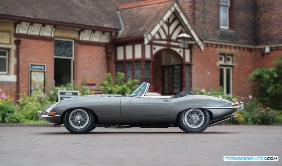 Jaguar E-Type Cabriolet clásico mencionado en estudio sobre corrección de precios de coches antiguos