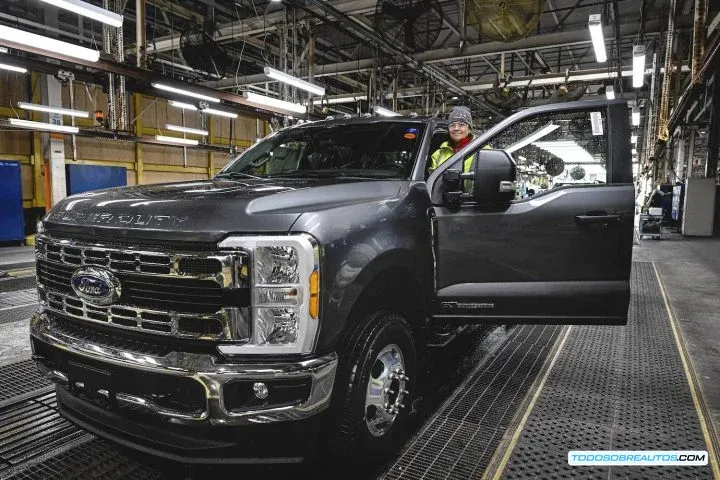 Vista de tres cuartos delanteros una ford super duty 2023 en la línea ensamblaje planta kentucky truck, mostrando su carrocería y estructura.