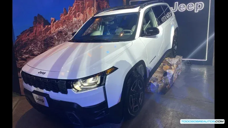 Diseño exterior del Jeep Cherokee 2026 - SUV mediano con faros LED y parrilla característica