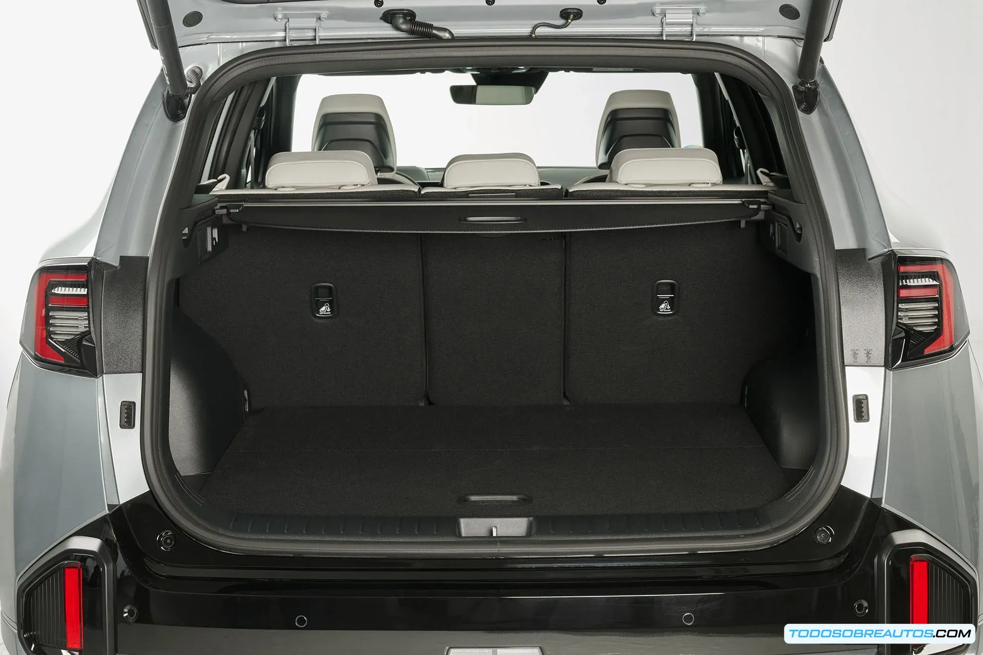 Interior del Kia Sportage 2025 con pantalla dual y acabados renovados.