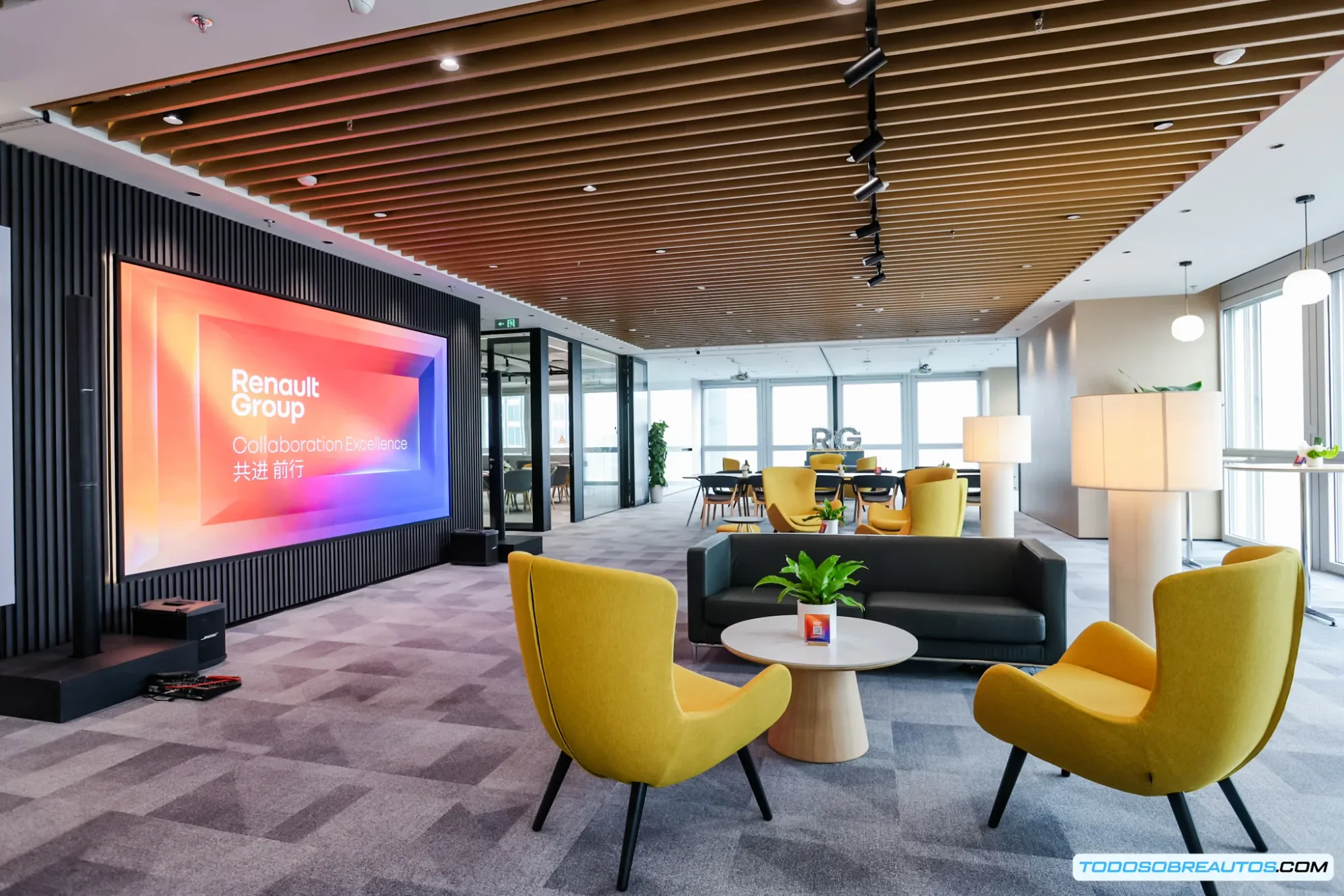 Primer plano del Renault Twingo eléctrico 2024 en color azul mostrando su diseño urbano y moderno, resaltando sus faros LED.