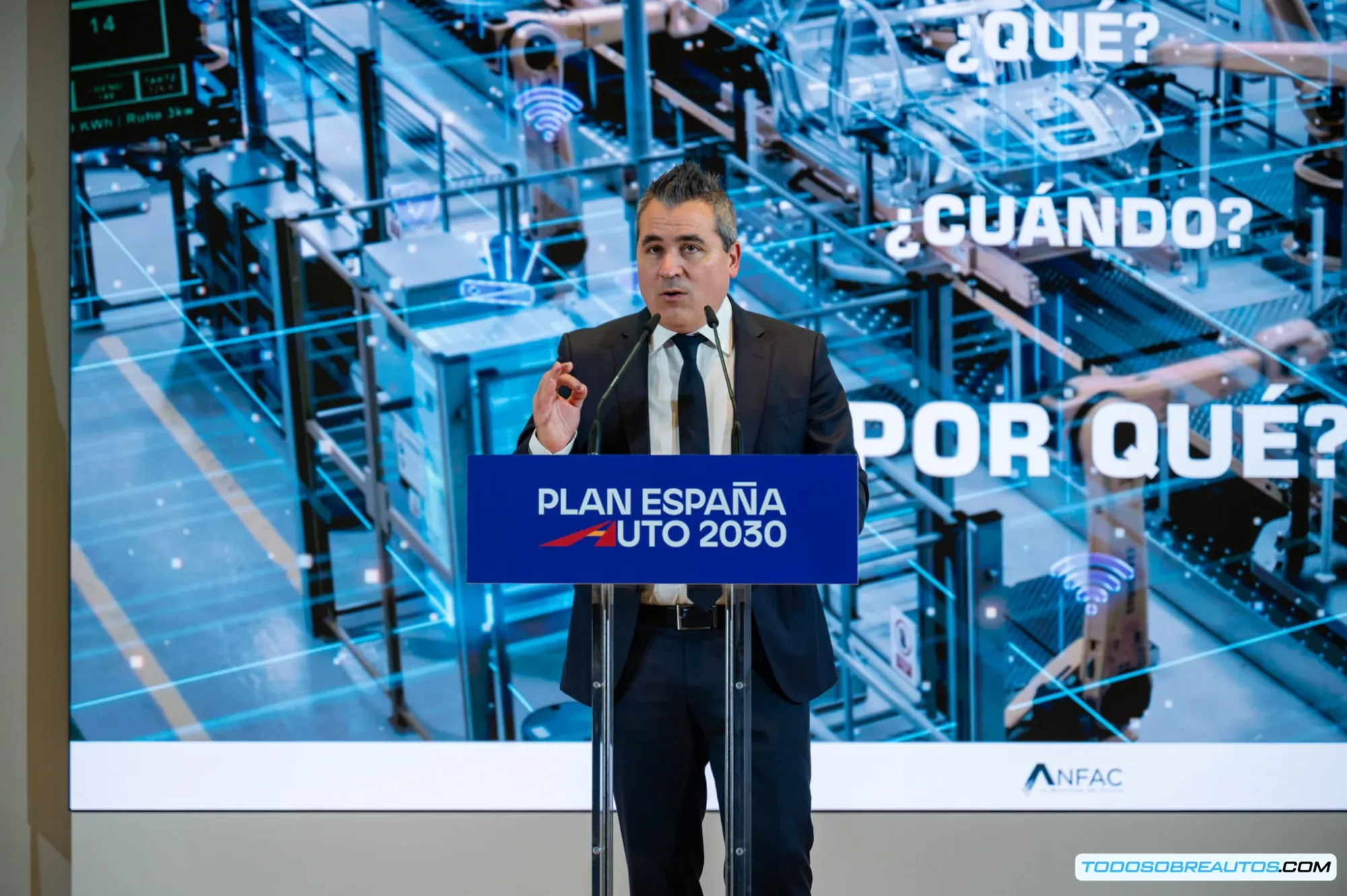 Línea de montaje en fábrica automotriz española en proceso de reconversión para producción de vehículos eléctricos