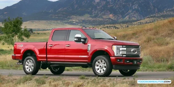 Ford F-250 Super Duty Platinum 2017 en color oscuro, mostrando su frontal y laterales, uno de los modelos afectados por las violentas sacudidas en la dirección.