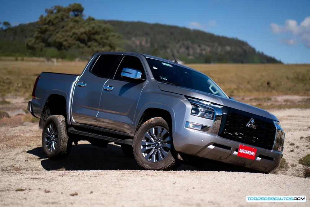 Mitsubishi L200 2025 mostrando su diseño lateral y robustez general.