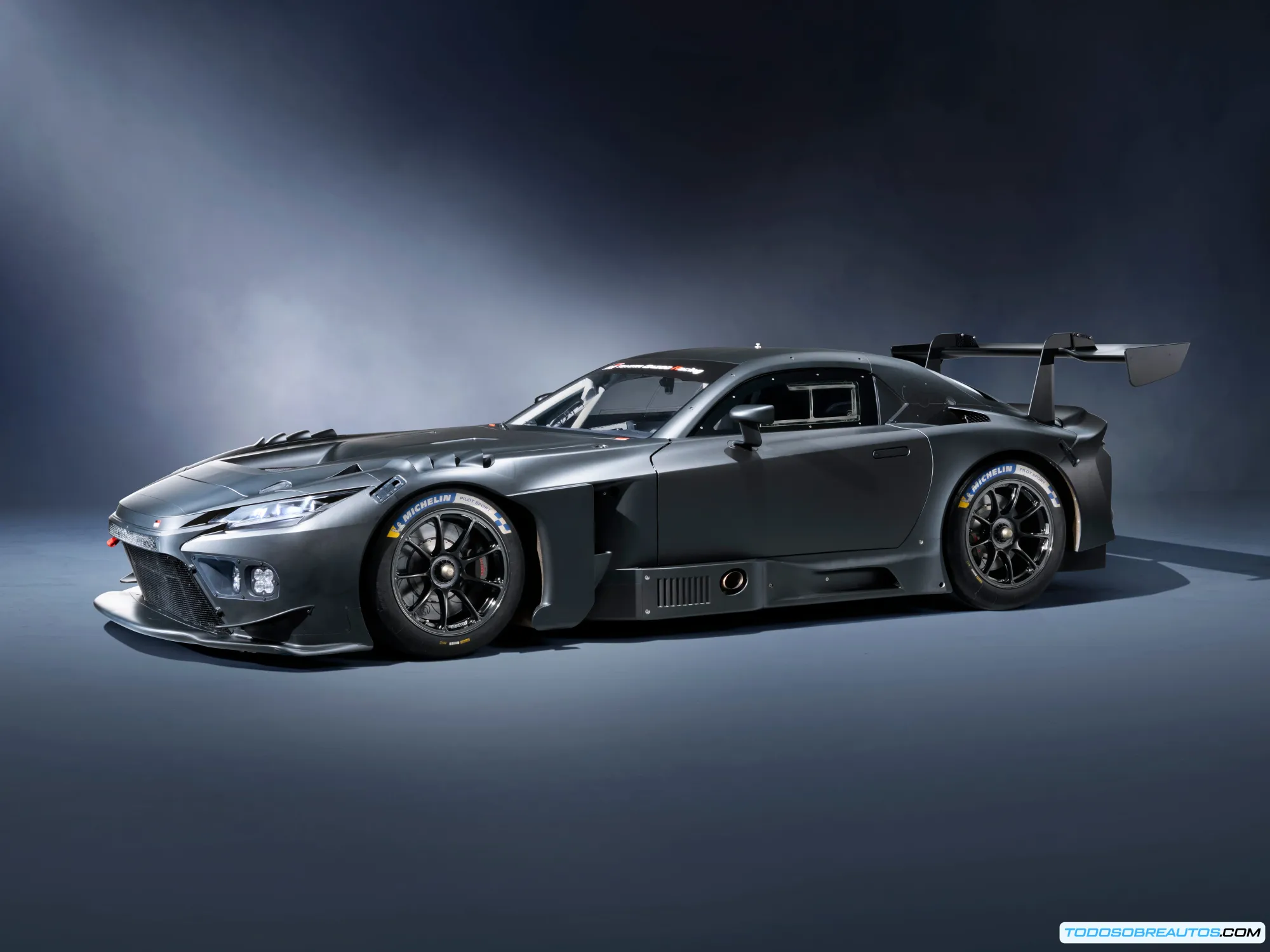 Vista lateral del Toyota GR GT3 - Diseño aerodinámico y perfil bajo del nuevo competidor de Toyota Gazoo Racing