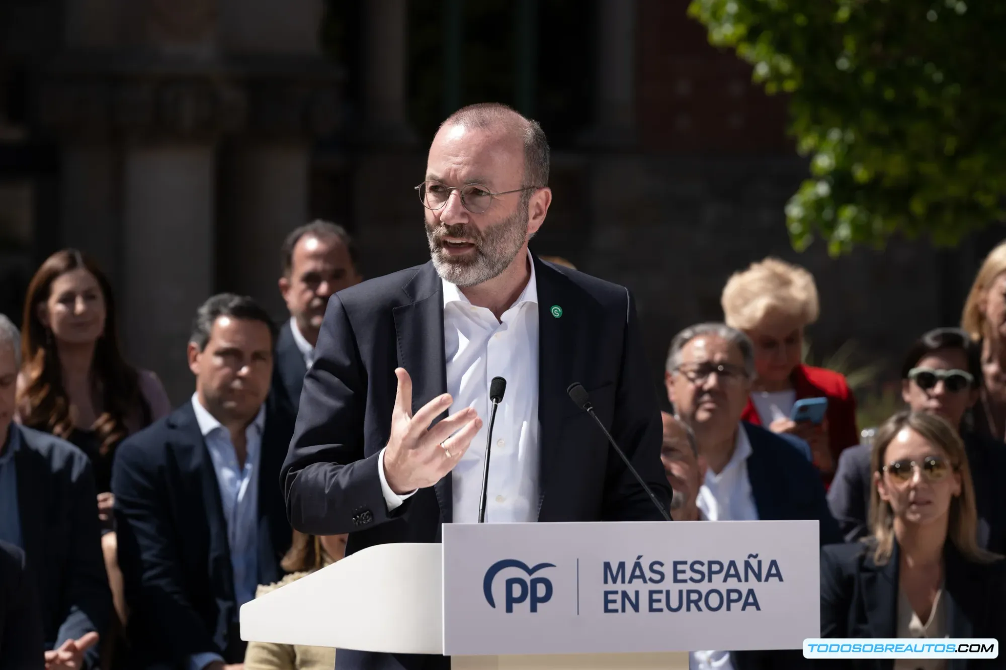 Vehículo eléctrico moderno - representación de la tecnología que compite con los motores de combustión en el contexto de la revisión UE 2035