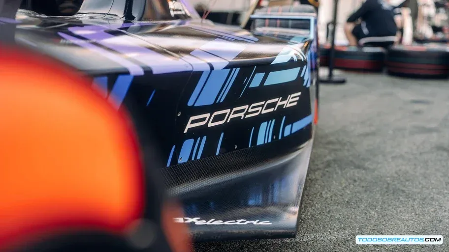 Thomas Laudenbach, vicepresidente de Porsche Motorsport, dando una entrevista