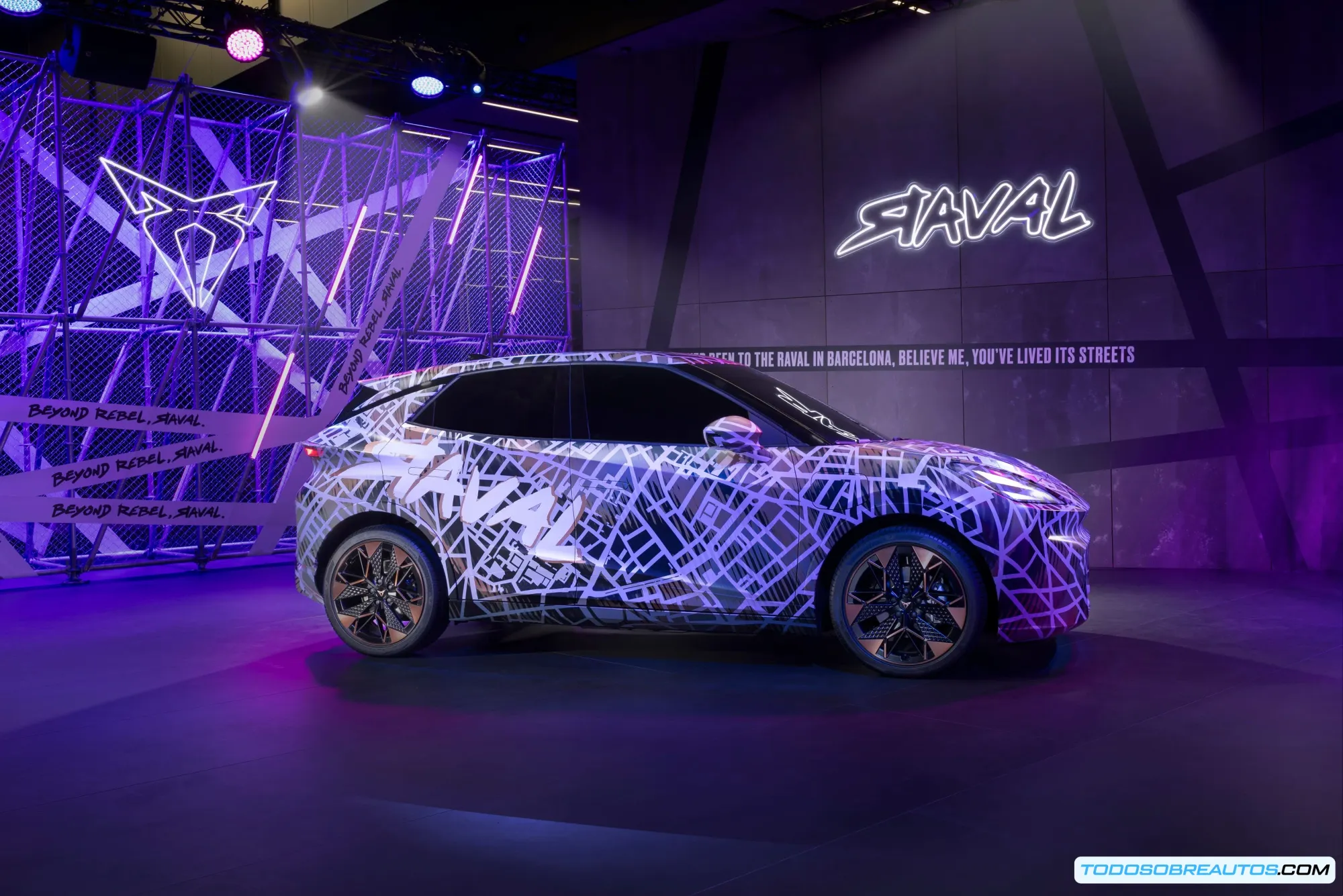 Vehículo eléctrico compacto moderno representando la competencia y nuevas opciones que afectan las decisiones de compra de particulares en el mercado automovilístico