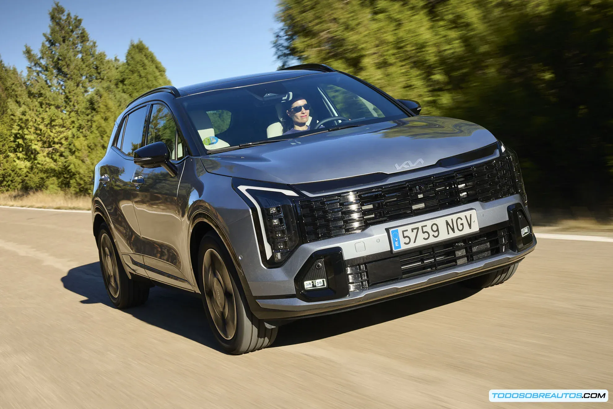 Kia Sportage 2025, frontal con faros LED y parrilla rediseñada.