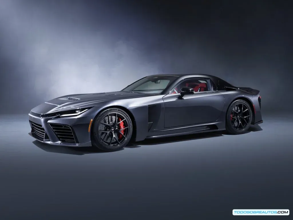Toyota GR GT presentado junto al GR GT3 y Lexus LFA Concept en evento de lanzamiento en Japón, mostrando la familia de vehículos de alto rendimiento