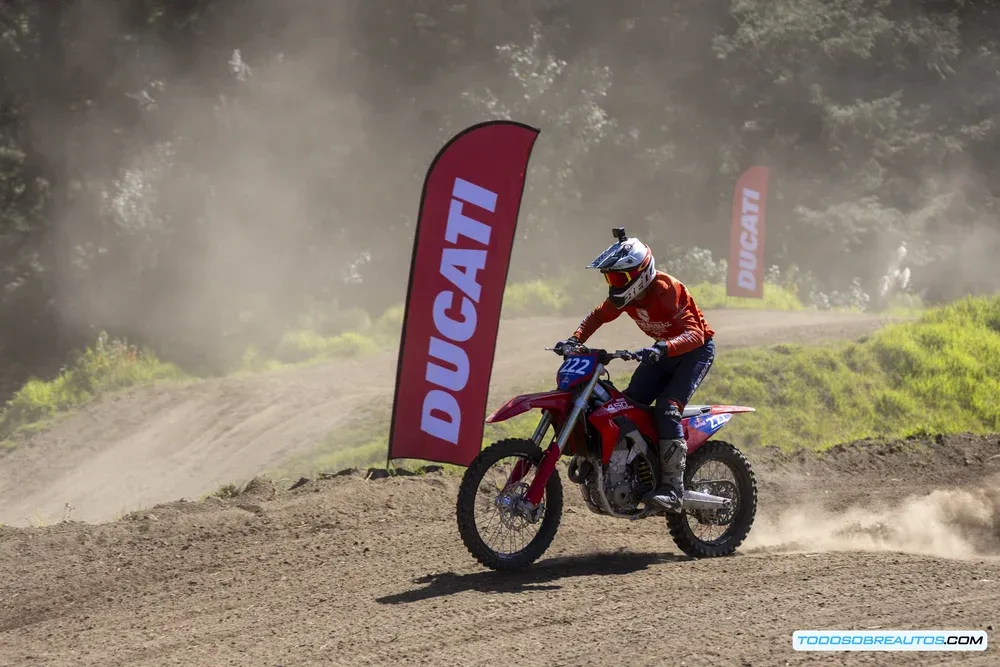 Ducati Desmo 450 MX en una curva en la pista.