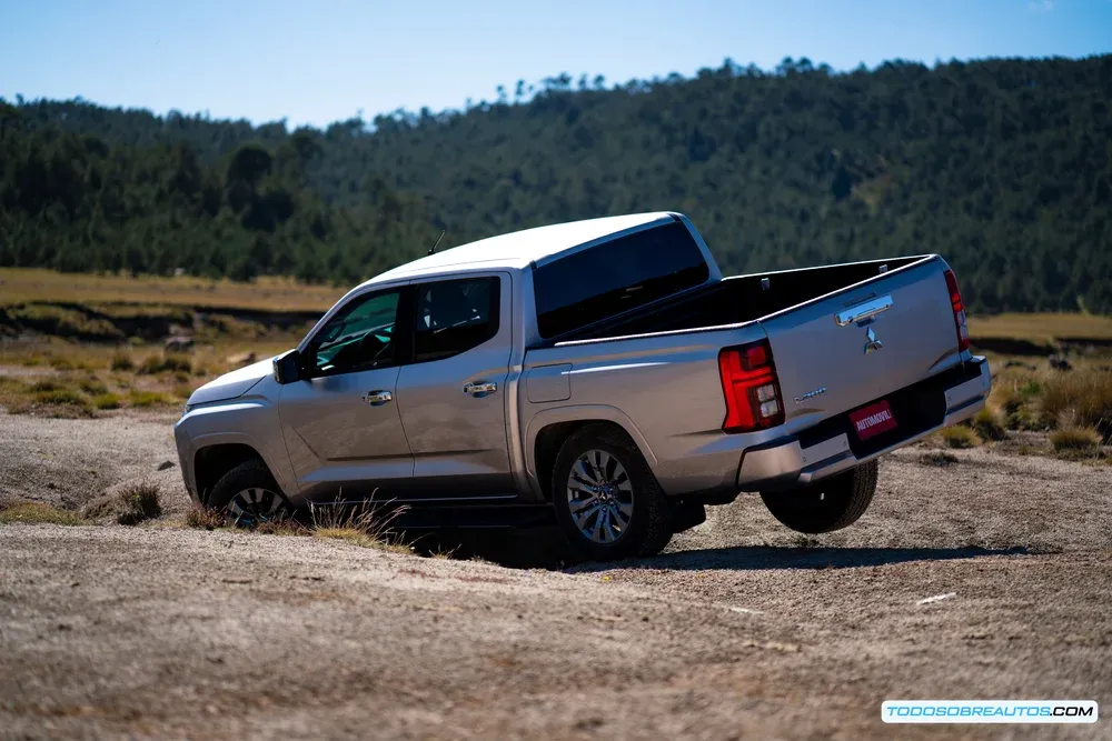 Detalle de la parrilla frontal y faros de la Mitsubishi L200 2025 con el diseño
