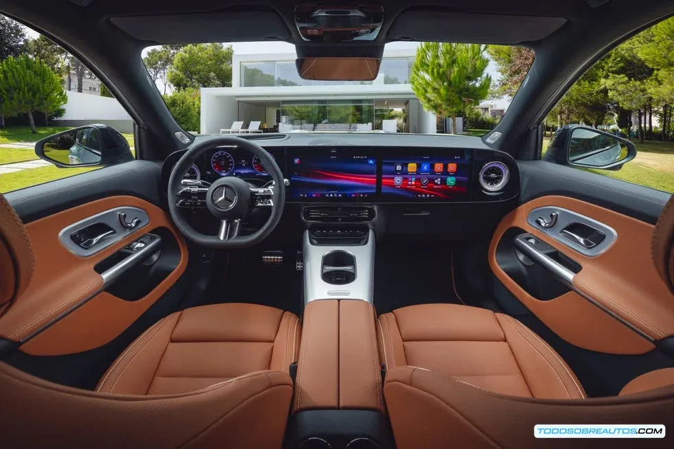 Salpicadero con pantalla extendida del Mercedes GLB Eléctrico 2026