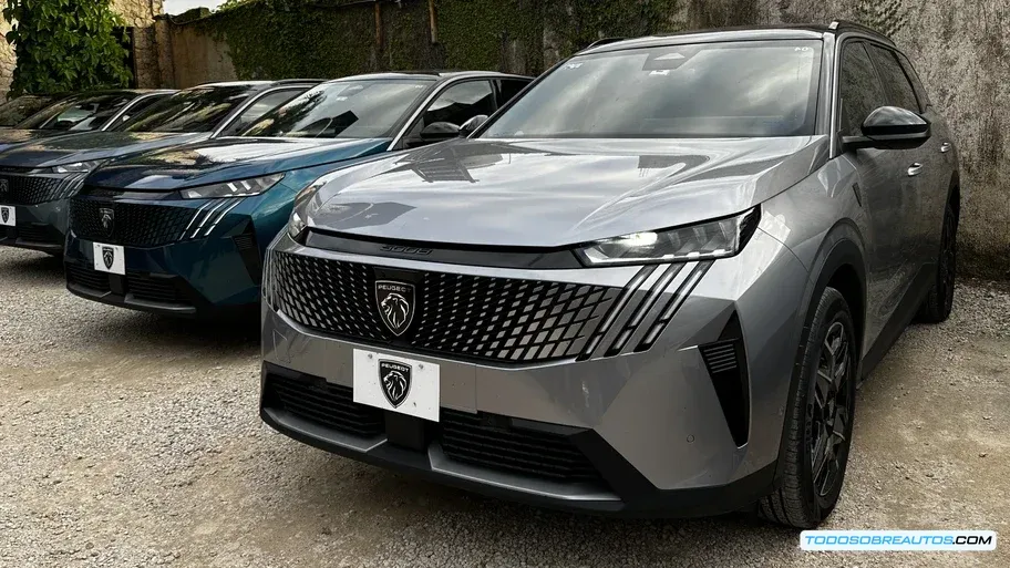 Diseño frontal detallado del Peugeot 3008 o 5008