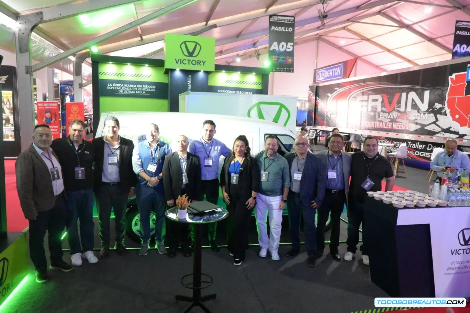Diversos modelos de Victory México en la ExpoTransporte ANPACT 2025, mostrando la variedad de opciones de carga y configuración.