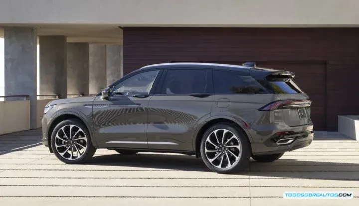 Vista trasera de tres cuartos del Lincoln Nautilus Hybrid Black Label