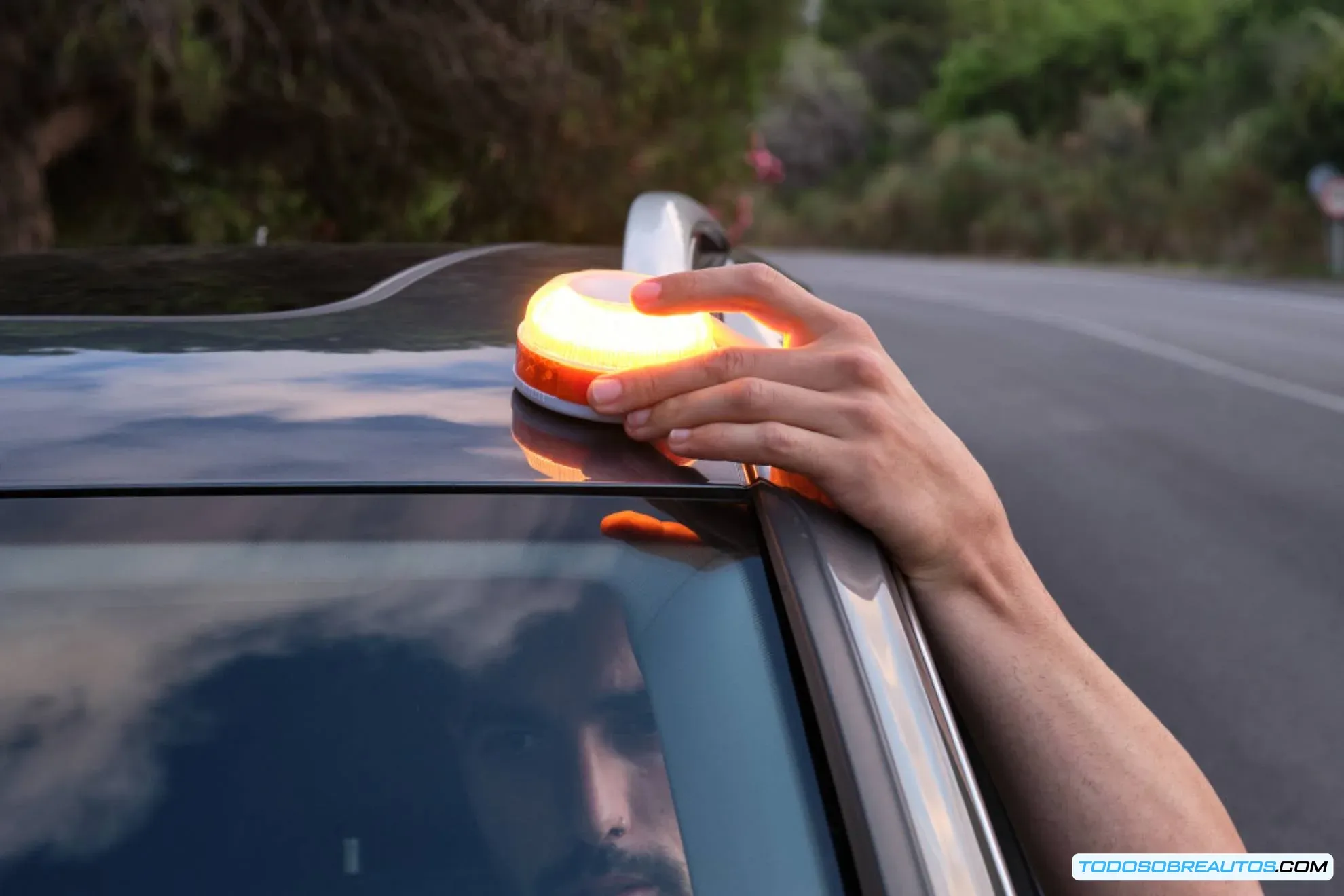 Fernando Alonso admirando un Ferrari F40.