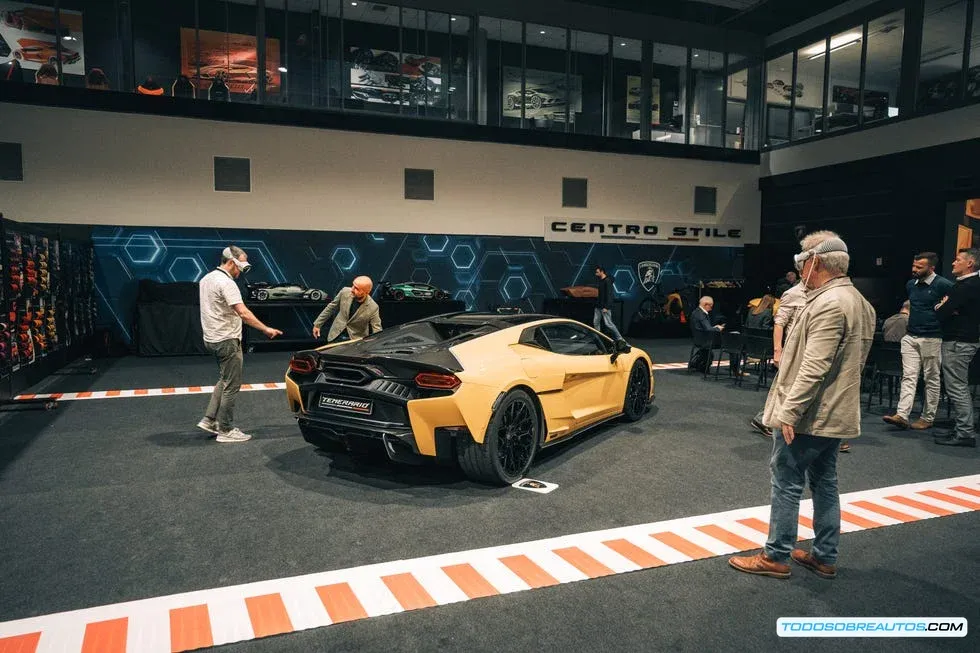 Experiencia de realidad virtual con Lamborghini Temerario - cliente usando tecnología inmersiva para analizar componentes del superdeportivo