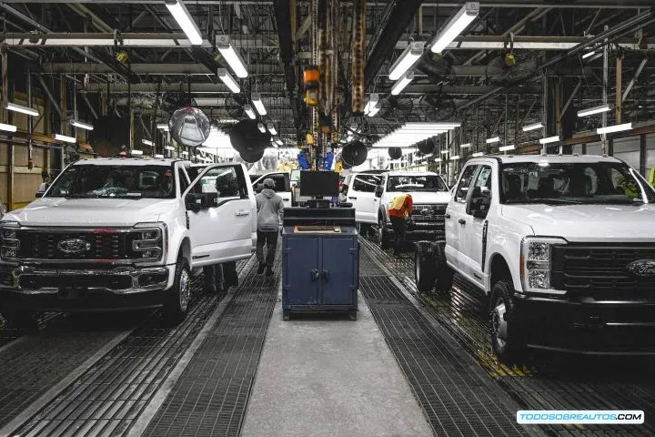 Otra perspectiva de tres cuartos una ford super duty en producción, enfatizando su tamaño y la capacidad trabajo pesado que hace menos dependiente del aluminio f-150.