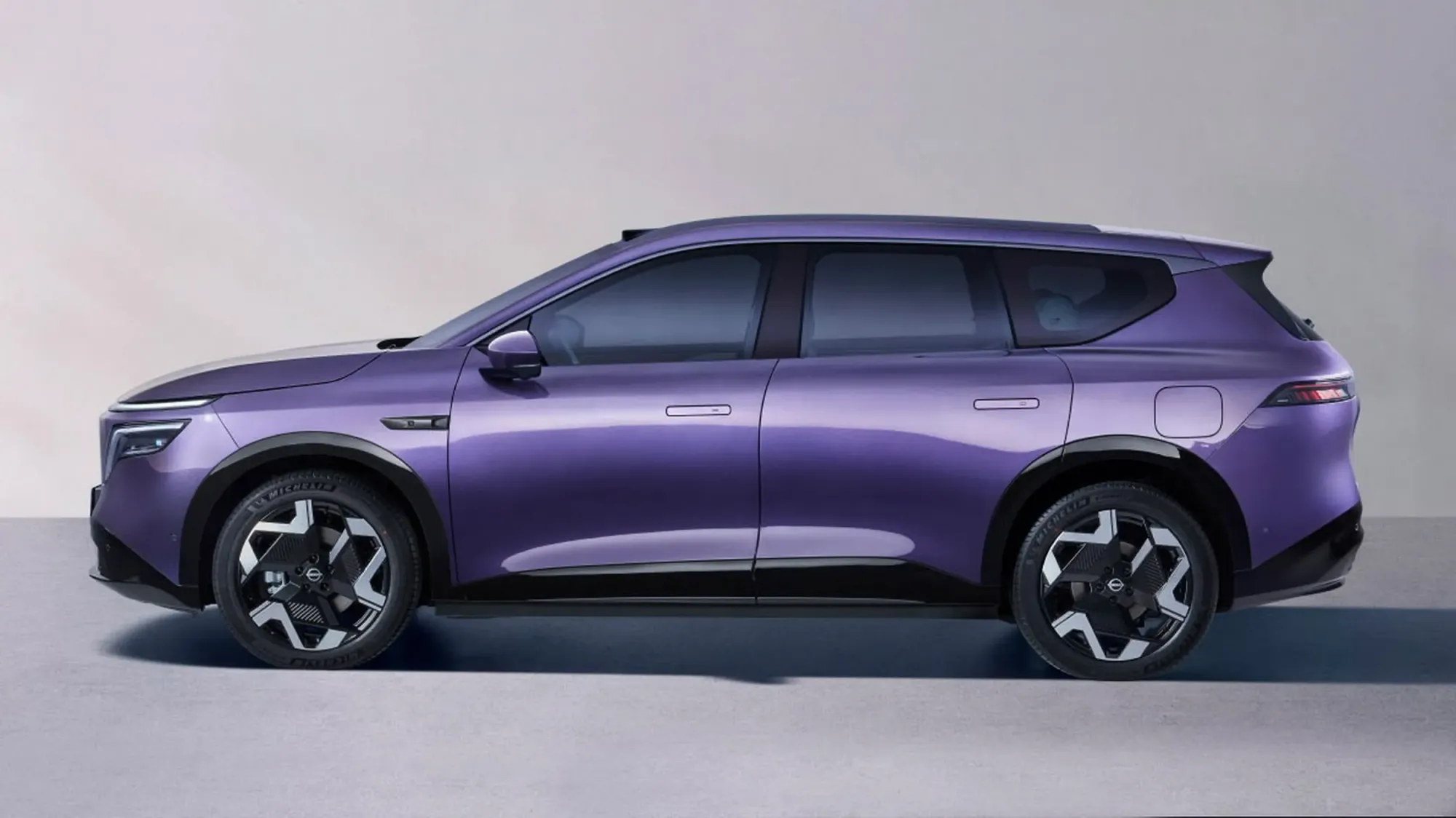 Nissan NX8 Morado perfil lateral