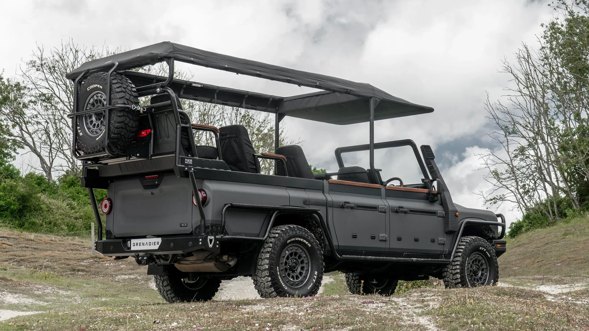 Interior del INEOS Grenadier Game Viewer con asientos escalonados