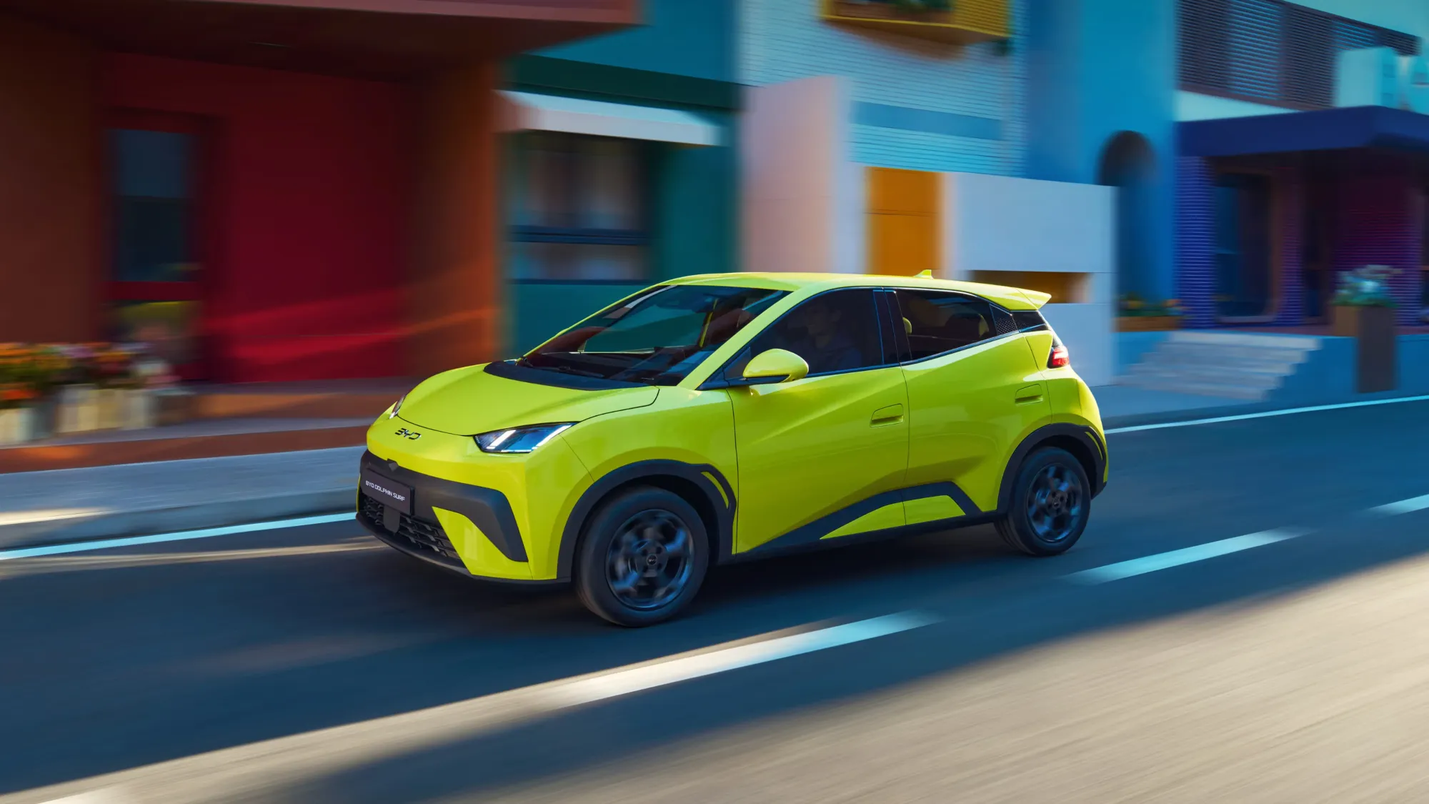 BYD Dolphin estacionado en un entorno urbano