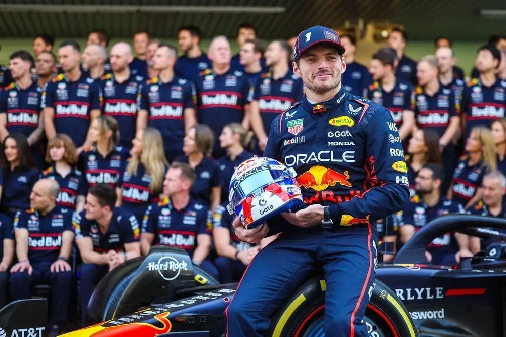 Max Verstappen con el nuevo dorsal número 3 en su monoplaza de Red Bull Racing