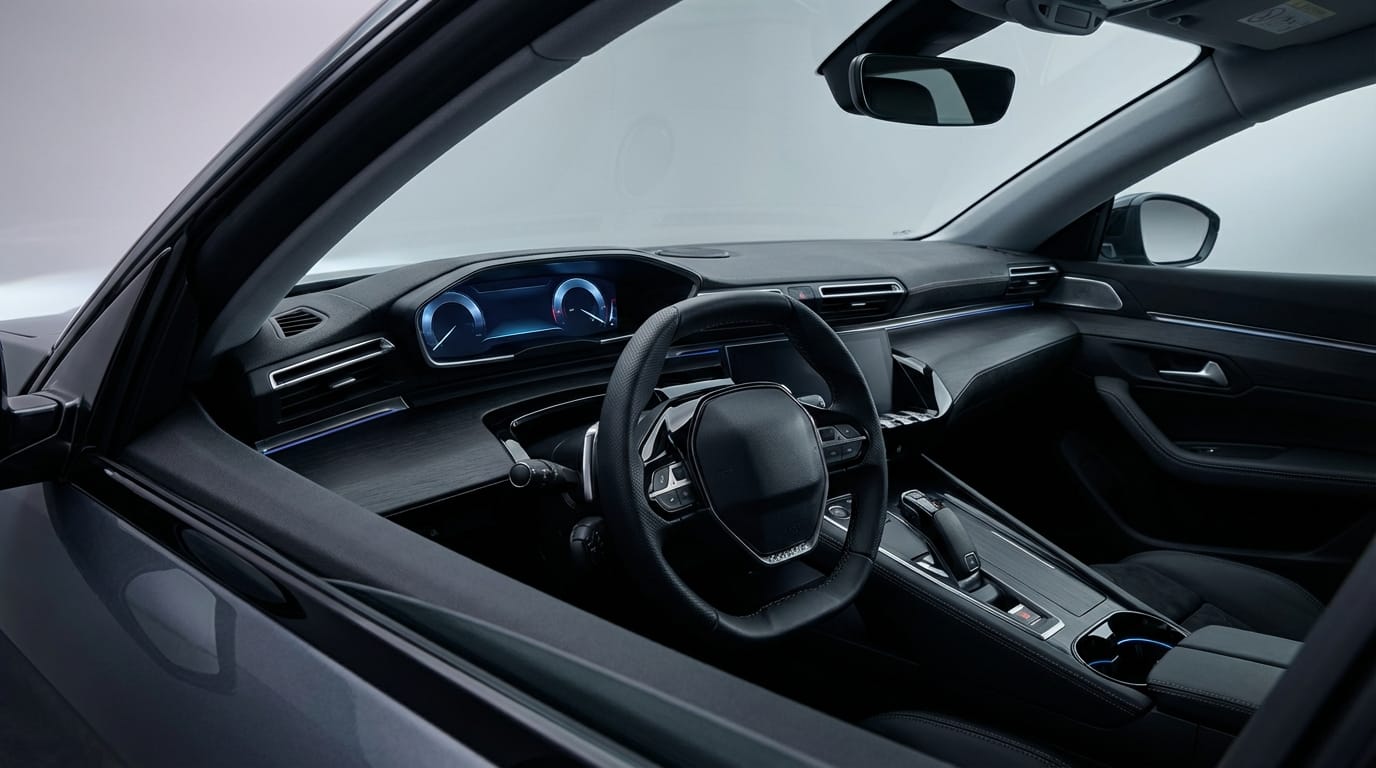 Interior del Peugeot 308 GT Hybrid con panel de instrumentos digital i-Cockpit
