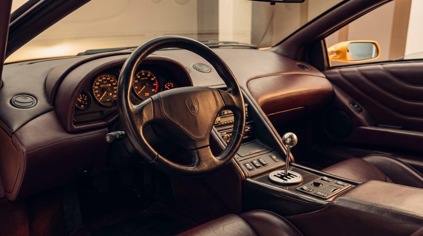 Lamborghini Diablo VT Coupé 1997 - Interior con instrumentos analógicos y palanca de cambios manual