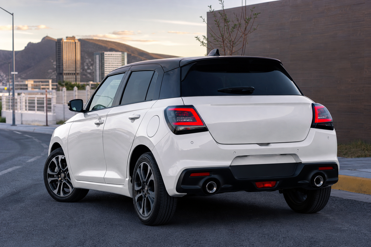 Vista trasera del Suzuki Swift Sport Final Edition con techo bitono en contexto urbano