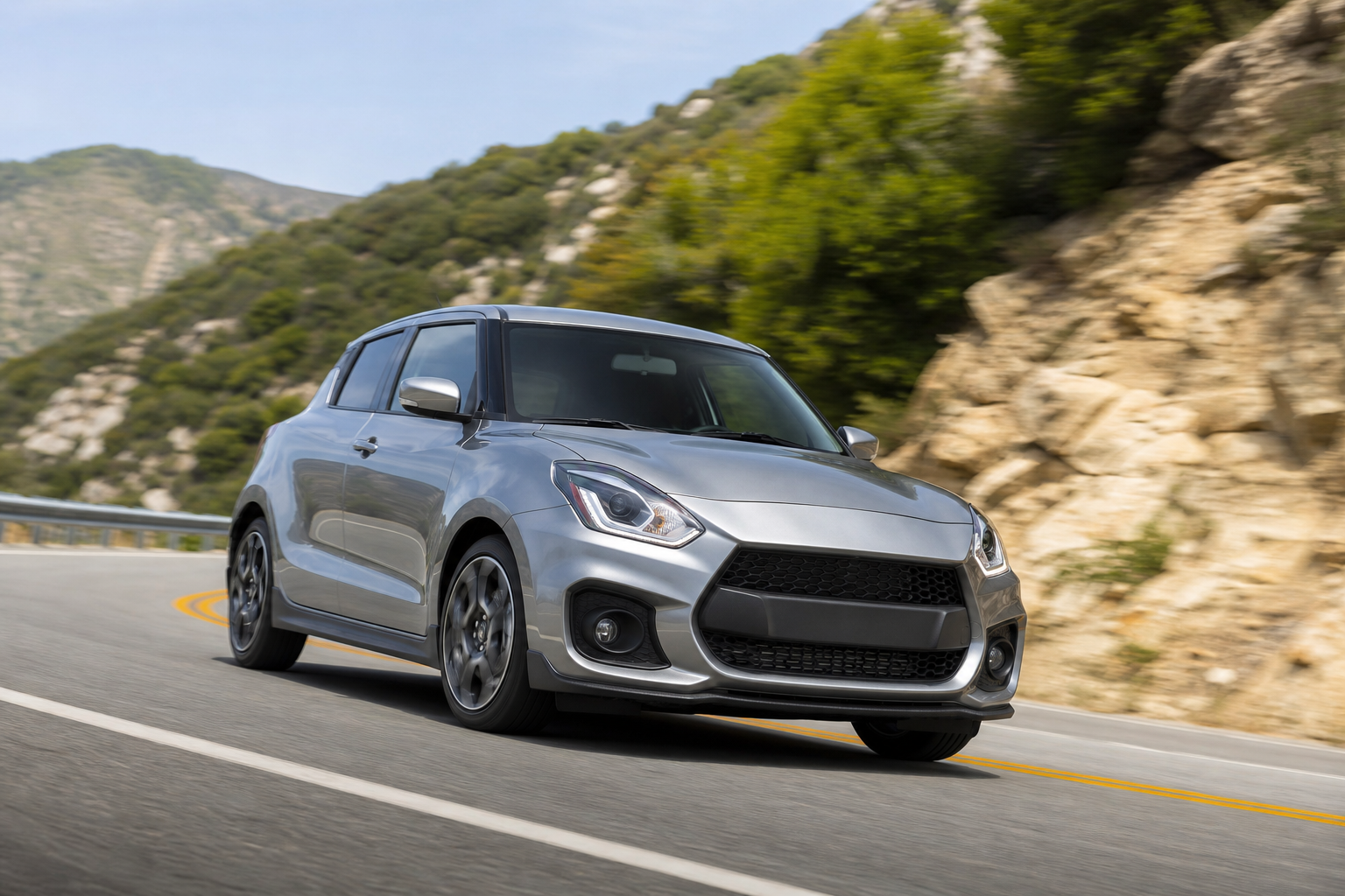 Suzuki Swift Sport Final Edition tomando una curva en carretera de montaña mostrando agilidad