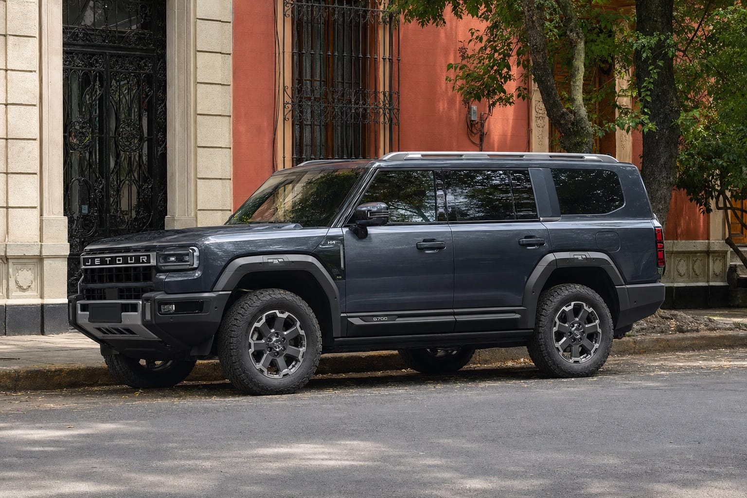 Perfil lateral del Jetour G700 2026 estacionado en una calle de la Ciudad de México