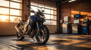 Inspección técnica de una motocicleta en una estación de ITV en España, técnico verificando luces