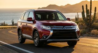 Mitsubishi Outlander 2.5 gasolina en México: S-AWC y 7 plazas sin depender del enchufe