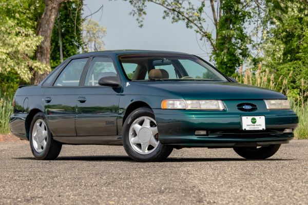 Ford Taurus SHO 1995: ¿Un Clásico de Alto Rendimiento que Aún Fascina?