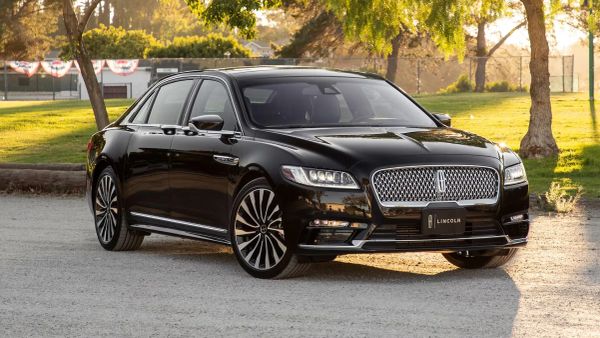 Lincoln Continental Coach Door: Análisis de un Sedán de Lujo y Exclusividad Absoluta