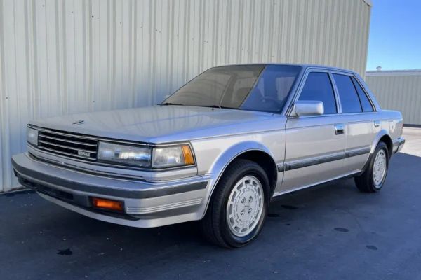 Nissan Maxima 1986: Análisis Técnico y Legado del Sedán Japonés con Sistema de Voz