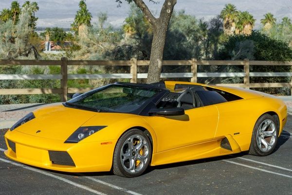 ¡La Lamborghini Murciélago Roadster 2006: Un viaje al pasado! 🤯 ¿Te imaginas conducir un Lamborghini con un techo de lona que se quita a mano? 😱