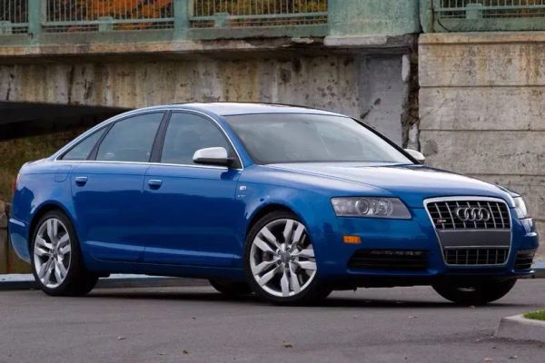 ¡El Audi S6 V10: Un Sedán con Alma de Superdeportivo!