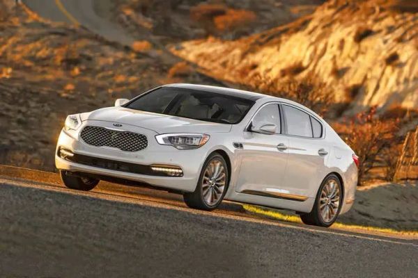 ¡El Kia K900 2018: Un sedán de lujo que no convence! 🤯