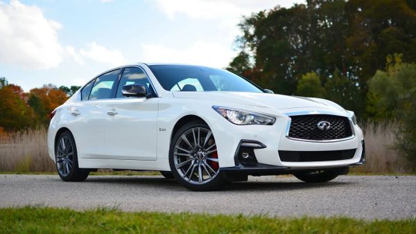 Infiniti Q50 Red Sport 400: Análisis Técnico de Potencia, Tecnología y Valor en un Sedán Deportivo