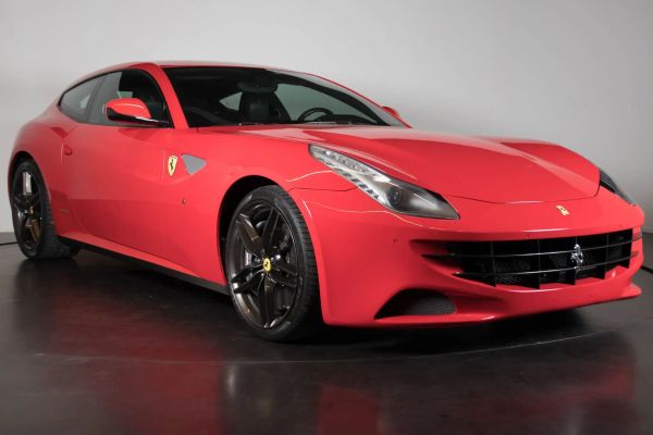 ¡Ferrari FF: La Familia a Alta Velocidad! 🤩🚀