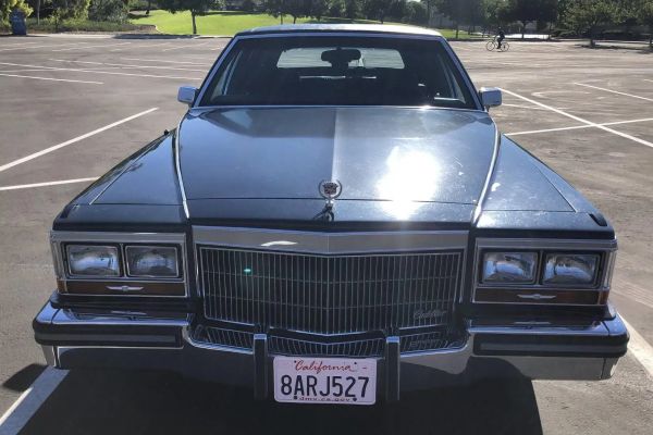 Cadillac Brougham d'Elegance 1989: Análisis Profundo del Pináculo del Lujo Americano de los Años 80
