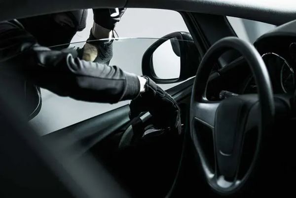¿Qué Hacer si te Roban el Auto? Guía Completa 2025 (Incluso si no eres el titular)