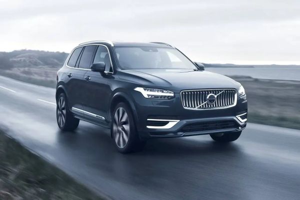 Volvo XC90 2023: ¿Una Evolución Segura o un Sueño que No Enciende? 🤔