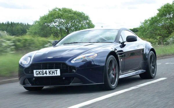 El Aston Martin V8 Vantage N430: ¿Un Viaje al Pasado o un Futuro Incierto? 🚗💨