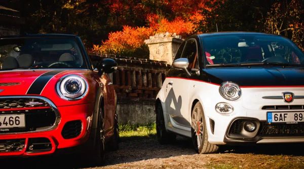Comparativa Técnica: Mini Cooper John Cooper Works vs. Abarth 595. Rendimiento, Precio y Valor