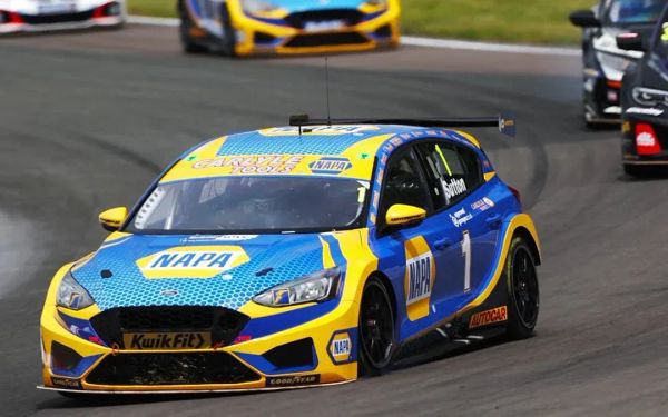 ¡El regreso triunfal de Matt Jackson en el BTCC! 🏎️🏆