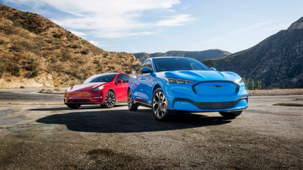 Tesla Model Y vs Ford Mustang Mach-E 2025: Análisis Técnico y Comparativa Definitiva