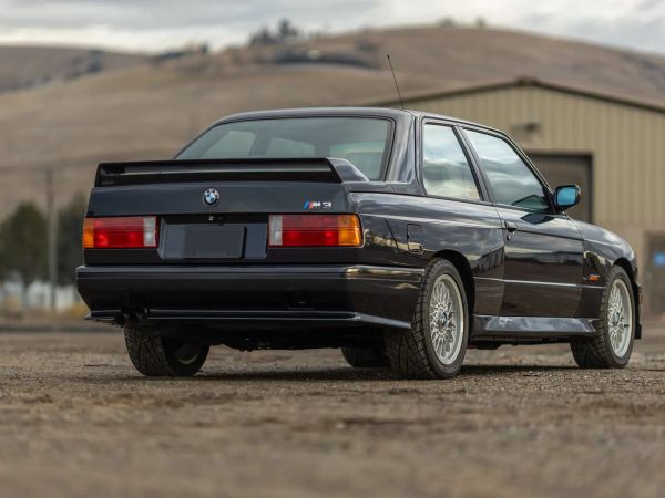 BMW M3 E30: Guía Definitiva de la Leyenda del Turismo Deportivo y sus Versiones Evolution